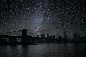 Потрясающие снимки звездного неба над мегаполисами, погружёнными во тьму
