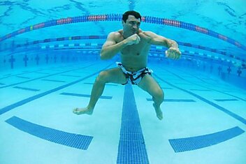 Кличко тренируется под водой (2 фото)