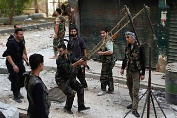 Сирийские повстанцы запускают бомбы с помощью рогаток