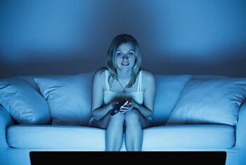 Просмотр телевизора по ночам в темноте вызывает депрессию