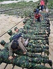Армия Китая во время наводнения в прошлом году.