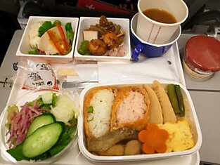 Как выглядит еда на борту самолета в 15 авиакомпаниях