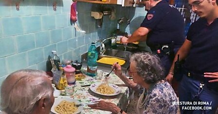 В Италии полицейские приготовили ужин для одиноких пенсионеров, напуганных новостями