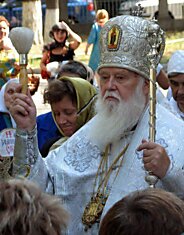 Украинский патриарх раскритиковал папу Римского за отказ от лимузина