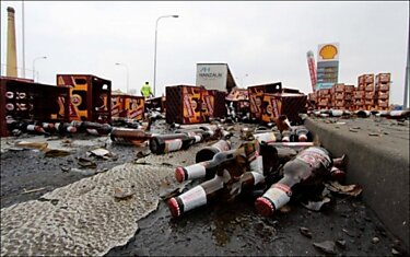 Тысячи разбитых бутылок пива на асфальте