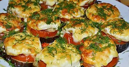 Преврати повседневный овощ в праздничное блюдо. Простой рецепт баклажанов с помидорами и сыром.