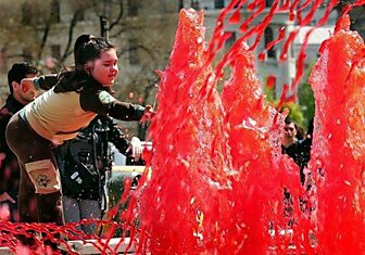 Необычный фонтан кроваво-красного цвета в Бухаресте.