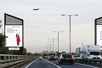 Электронные дети на рекламных билбордах реагируют на реальные самолеты