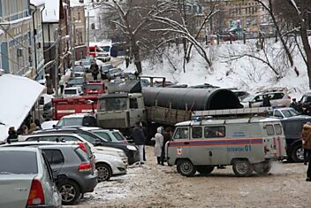 Грузовик снес 19 машин (4 фотографии)