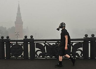 Москва начала новую рабочую неделю в дыму