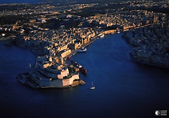 Валлетта - крупный порт Мальты и столица островного государства.
