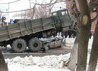 Пьяный водитель грузовика раскатал легковушку.