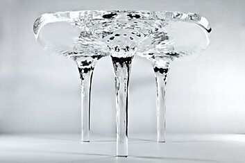 Интересное решение: стол из воды