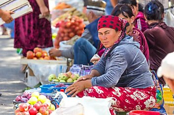 Как узбекские продавцы легко переносят самую сильную жару и спокойно работают на солнце