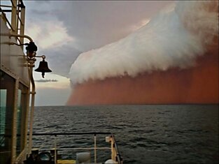 Пылевая буря над Индийским океаном (2 фото)