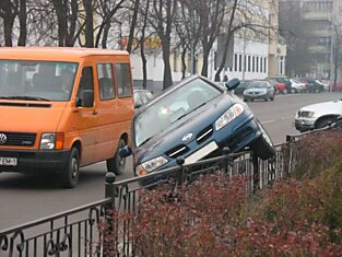 Машина на заборе (3 фотографии)