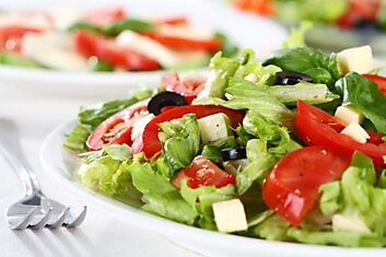 Рецепт ленивого салата из летних овощей