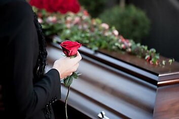 Умер родственник: вызывать скорую или похоронного агента?