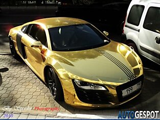 Золотой Audi R8 на улицах Москвы