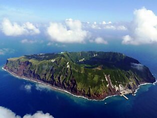 Обитаемый остров Aogashima (9 фотографий)