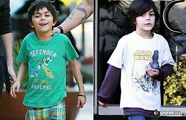 Меган Фокс носит футболки 8-ми летнего мальчика (2 фото)
