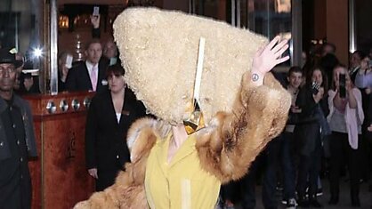 Леди Гага с сумкой