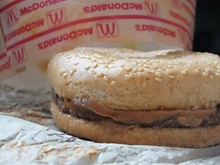 Эти парни положили бутерброд из McDonald’s в коробку, открыли ее через 20 лет