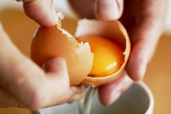 Стоит ли увлекаться напитками из сырых яиц