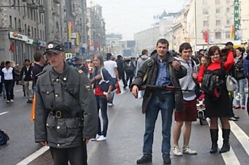 Отчаянный эксперимент, прогулка с автоматом по Москве (10 фото)