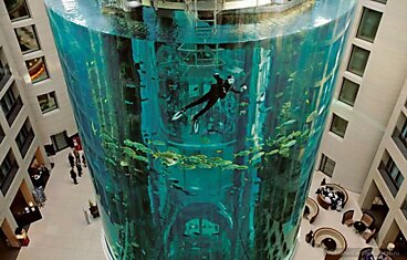 Самый большой в мире цилиндрический аквариум – Aqua Dom