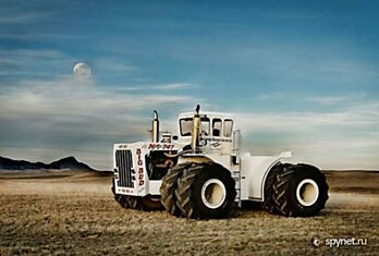 Один из самых больших тракторов в мире (8 фото)