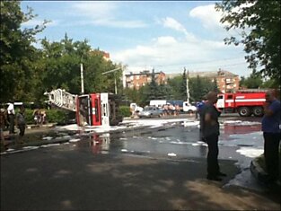 Машина пожарной охраны опрокинулась на УАЗик