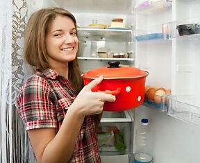 Почему горячую еду можно отправлять в холодильник