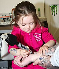 Самая маленькая в мире татуировщица Руби Дикенсон