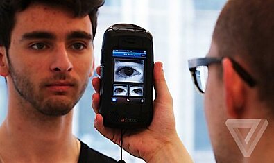 Американский погранконтроль тестирует чехол для iPhone со сканером радужной оболочки глаза