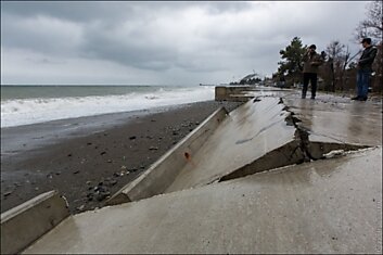 Шторм в Сочи разрушил береговую защиту на 2,5 млрд. рублей