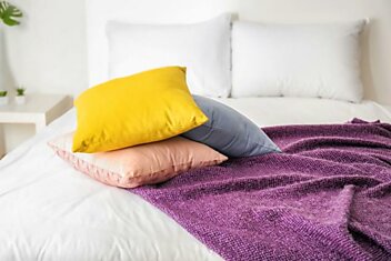 Как очистить перьевые подушки от загрязнений в домашних условиях