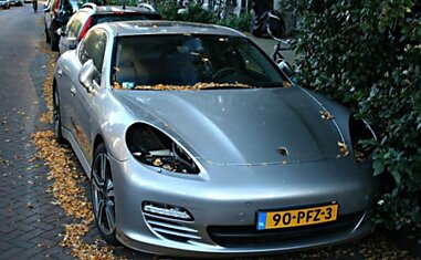 В Амстердаме пострадали дорогостоящие Porsche Panamera и Cayenne