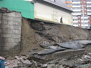 На проспекте Свободный в Красноярске рухнула стена