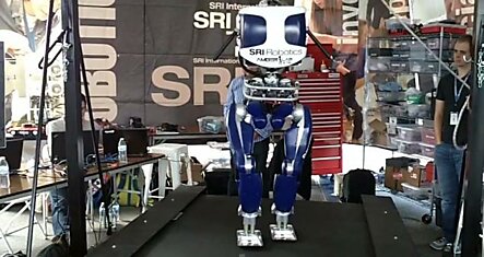 Этот робот ходит, как человек