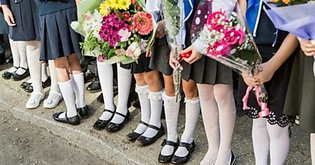 Нужно ли дарить цветы педагогам в День учителя