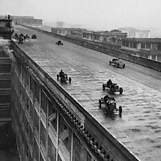 Рабочие «Фиата» участвуют в гонке на крыше первого завода компании в Турине, Италия, 1923 год.
