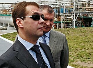 Дмитрий Медведев и его очки