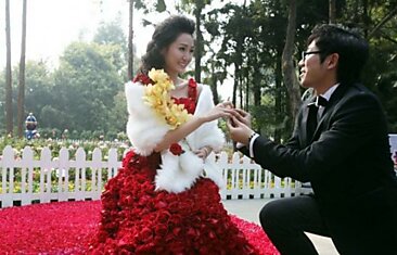 Удивительная любовная история: парень предложил возлюбленной руку, сердце и свадебное платье из 9999 алых роз