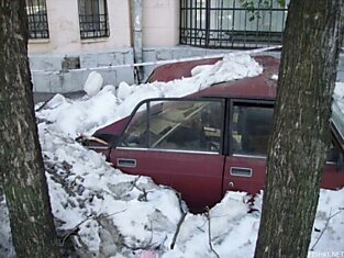 Так чистят снег с крыш в г. Москве рабочие-гастарбайтеры