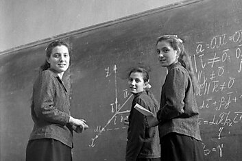 Была ли мода на скромность и как рожали школьницы в СССР
