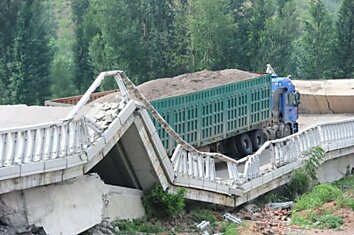 В городе Хуайру мост не выдержал нагрузки