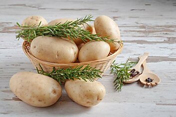 Чищу картофель в мундире одним движением, научилась варить правильно