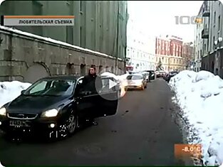 Упертая дама за рулем заблокировала улицу