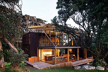 Пляжный дом Under Pohutukawa от Herbst Architects.